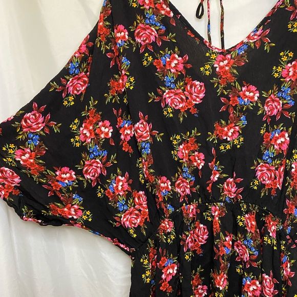 White Birch beautiful black floral blouse, v-neck cinched at waist, size 1x - Picture 4 of 8